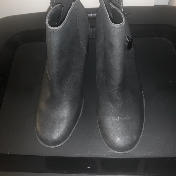 Woman’s Short Black Boot with chunky heel. Size 9 - Picture 3 of 4